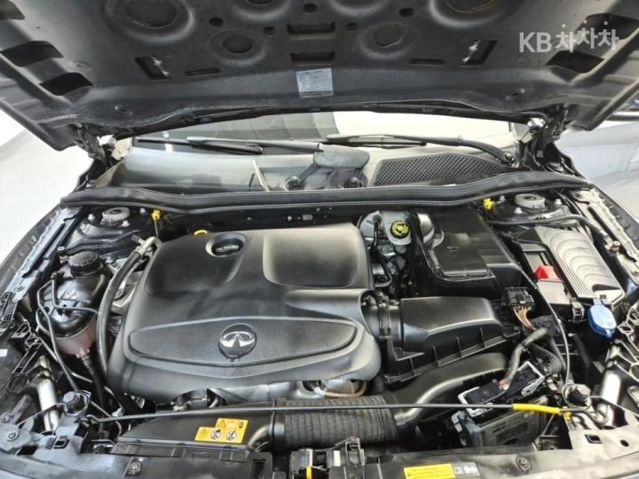 Infiniti QX QX30 2.0 AWD Essential 6