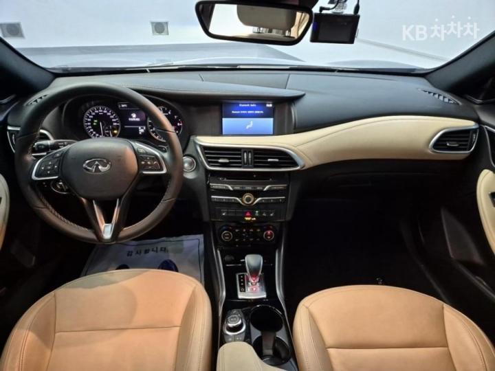 Infiniti QX QX30 2.0 AWD Essential 8