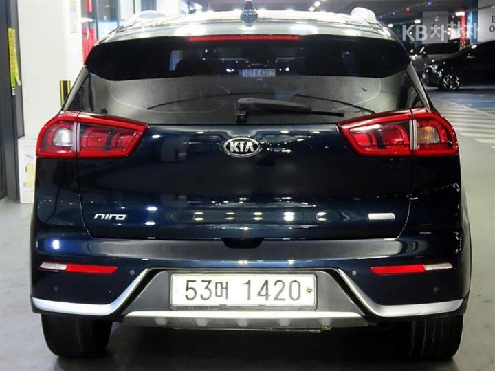 Kia Niro 1.6 Prestige 6