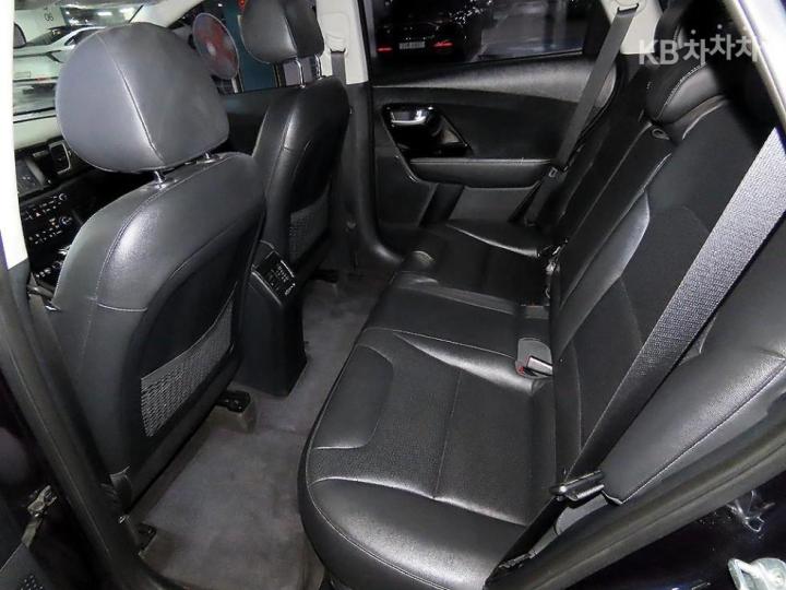 Kia Niro 1.6 Prestige 8