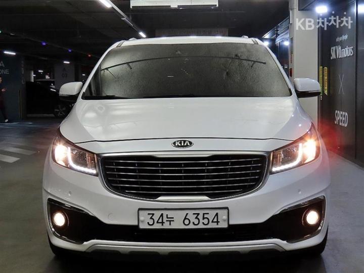 Kia Carnival 2.2 Diesel Luxury 2
