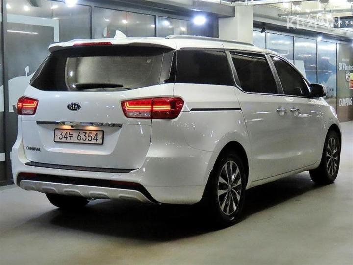 Kia Carnival 2.2 Diesel Luxury 5
