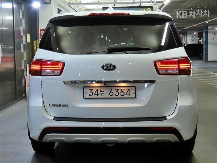 Kia Carnival 2.2 Diesel Luxury 6