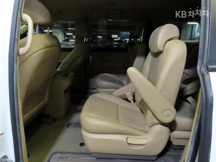 Kia Carnival 2.2 Diesel Luxury 8