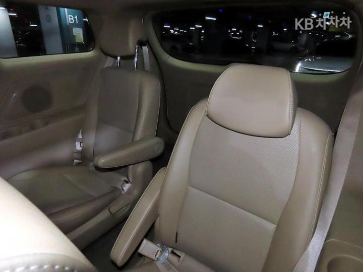 Kia Carnival 2.2 Diesel Luxury 9