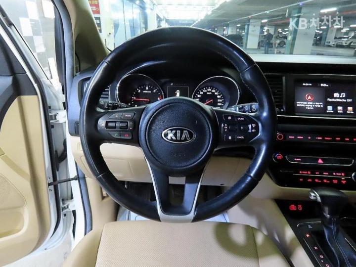 Kia Carnival 2.2 Diesel Luxury 10