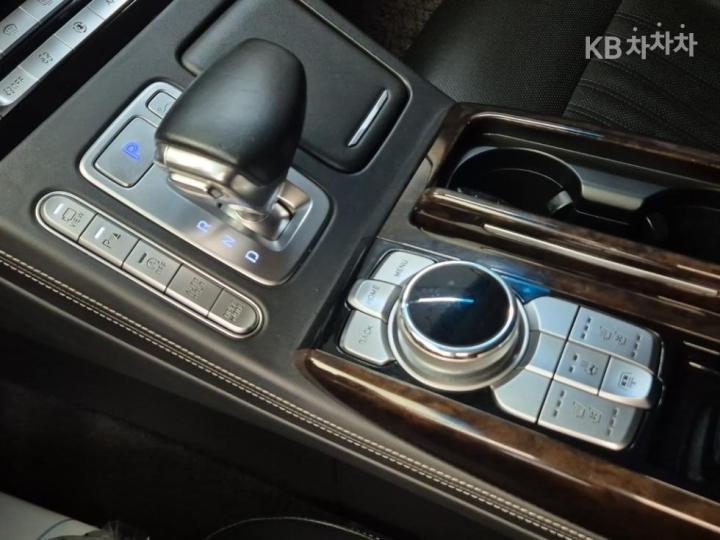 Genesis G90 3.8 GDi AWD Premium Luxury 9