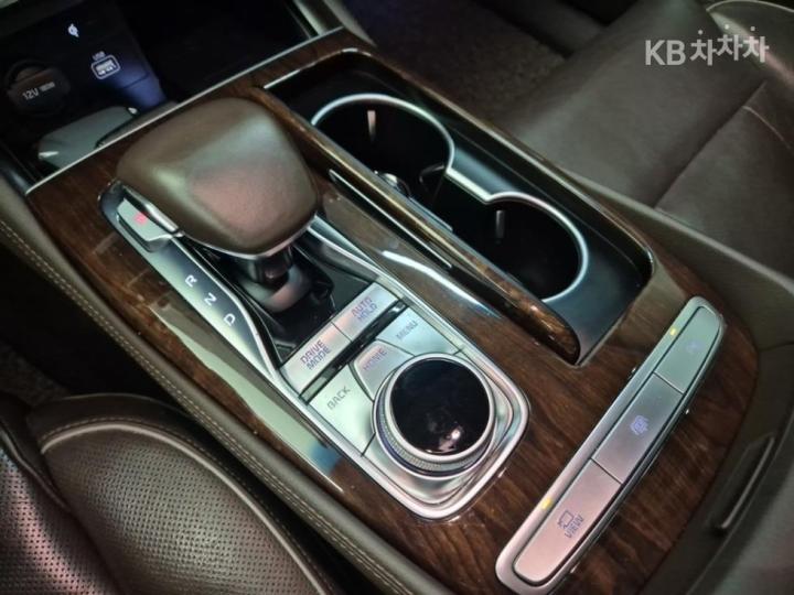 Kia K9 The 3.8 GDI AWD Platinum Ⅱ 9