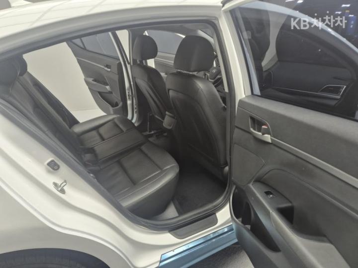 Hyundai Avante AD LPi 1.6 Style 8