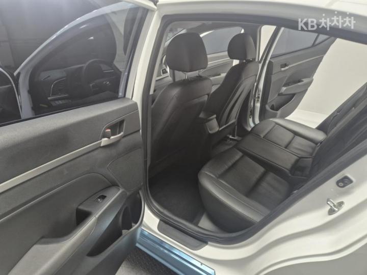 Hyundai Avante AD LPi 1.6 Style 9