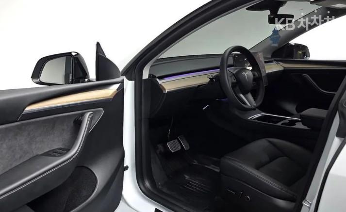 Tesla Model Y RWD Base Type 9