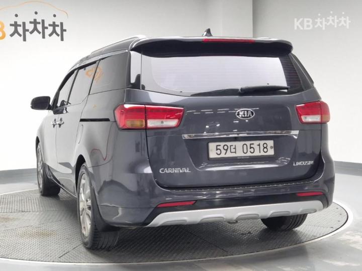 Kia Carnival 2.2 Diesel Limousine VIP 3