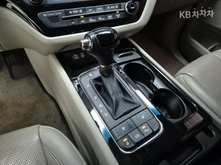 Kia Carnival 2.2 Diesel Limousine VIP 9