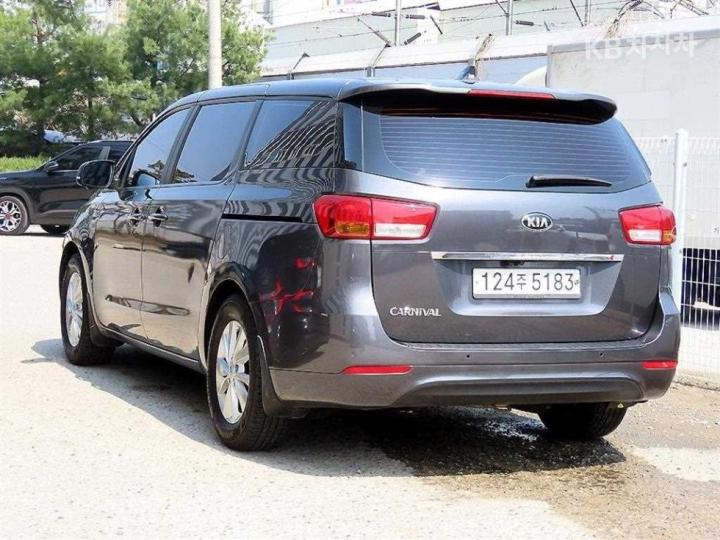 Kia Carnival 2.2 Diesel Deluxe 4