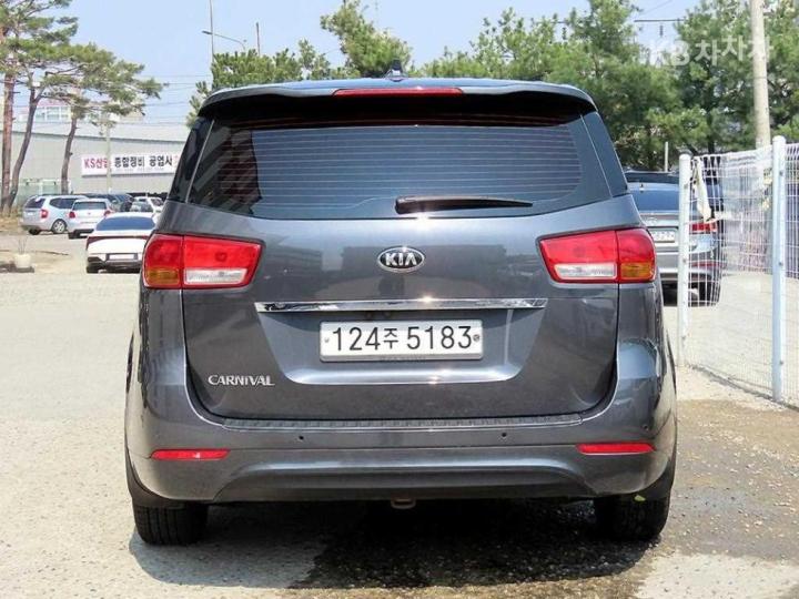 Kia Carnival 2.2 Diesel Deluxe 5