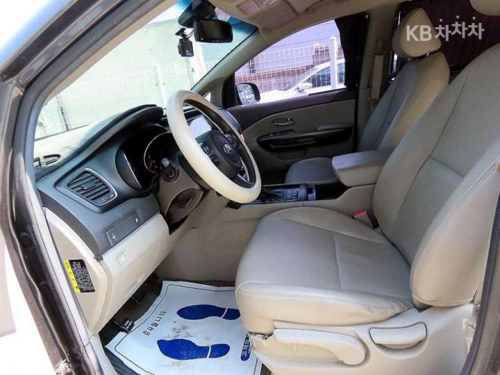 Kia Carnival 2.2 Diesel Deluxe 6