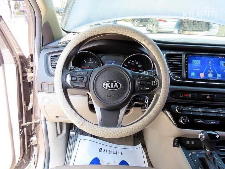 Kia Carnival 2.2 Diesel Deluxe 10