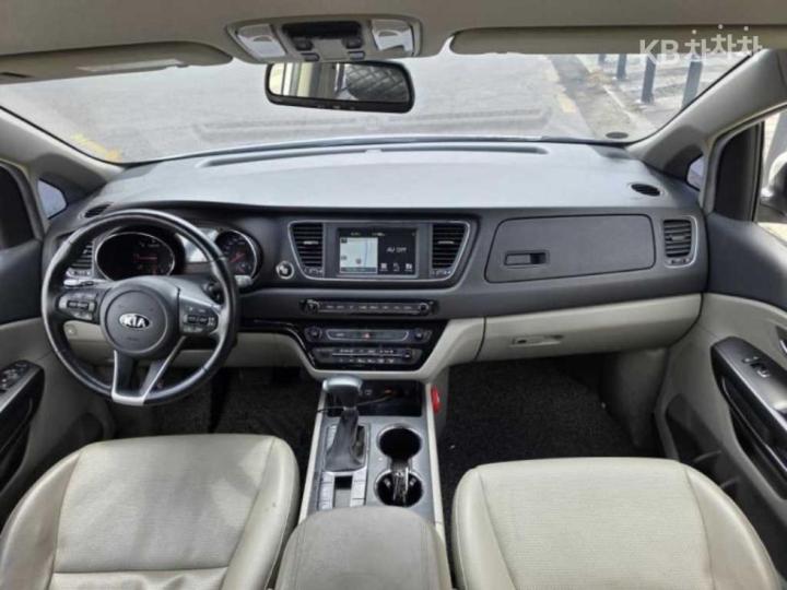 Kia Carnival 2.2 Diesel Luxury 8
