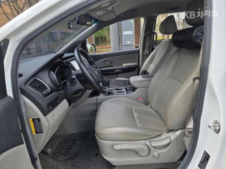 Kia Carnival 2.2 Diesel Luxury 9