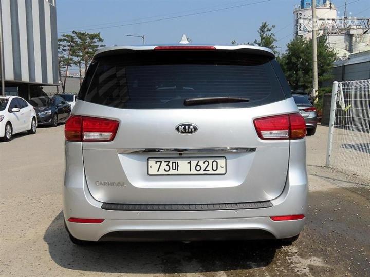 Kia Carnival 2.2 Diesel Luxury 5