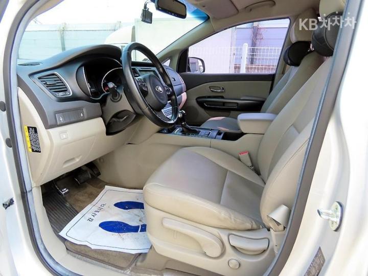 Kia Carnival 2.2 Diesel Luxury 6