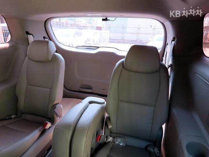 Kia Carnival 2.2 Diesel Luxury 8