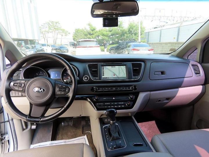 Kia Carnival 2.2 Diesel Luxury 9