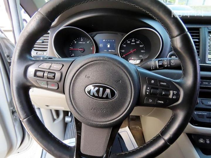 Kia Carnival 2.2 Diesel Luxury 10