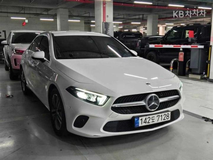 Mercedes-Benz A-Class W177 A200 d 3
