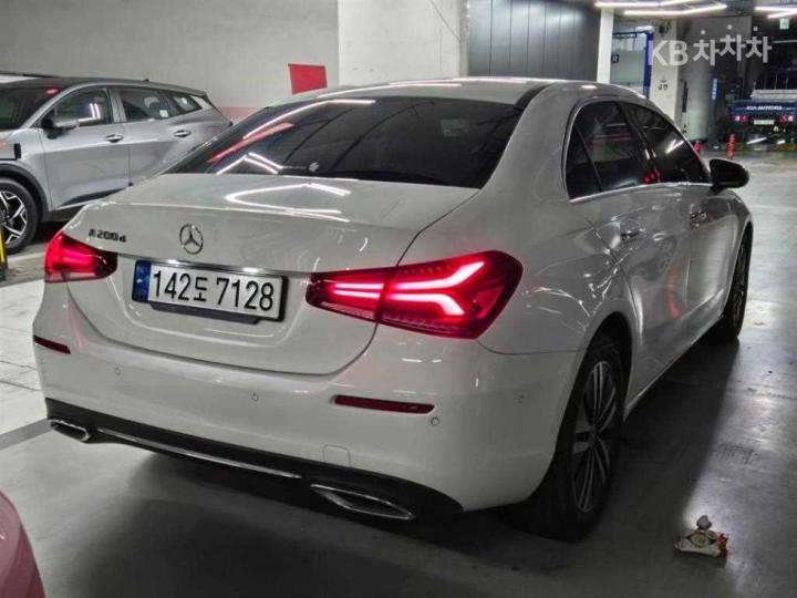 Mercedes-Benz A-Class W177 A200 d 4