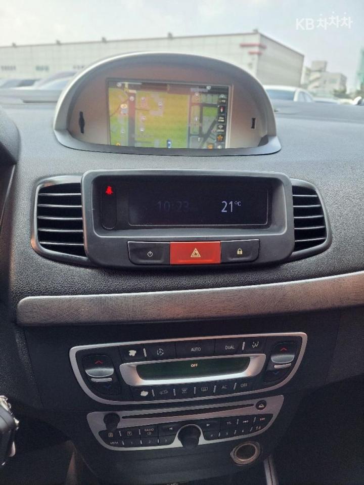 Renault SM3 New SE Black Base Type 6