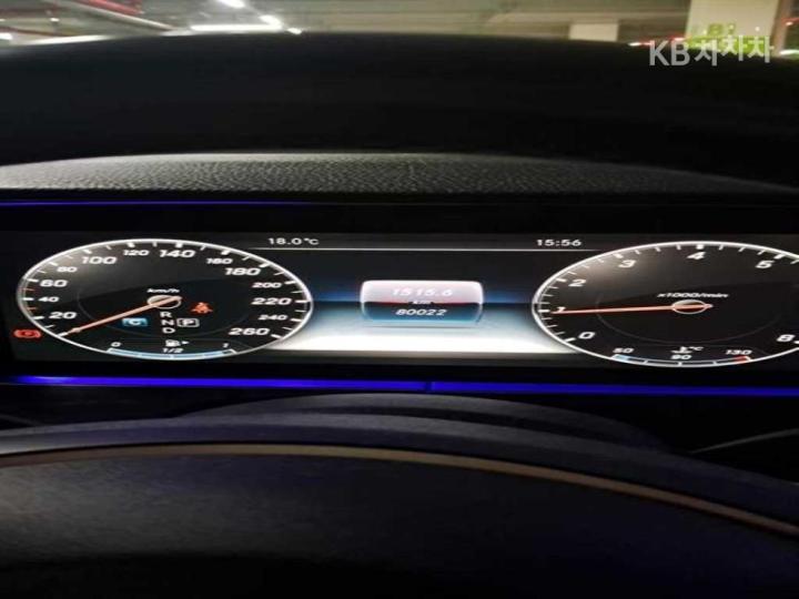 Mercedes-Benz E-Class W213 E300 Avantgarde 4