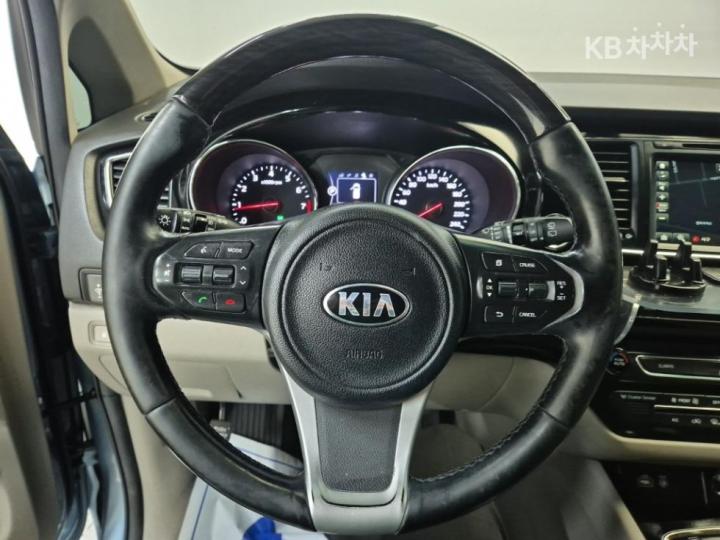 Kia Carnival 3.3 Gasoline Limousine President 10