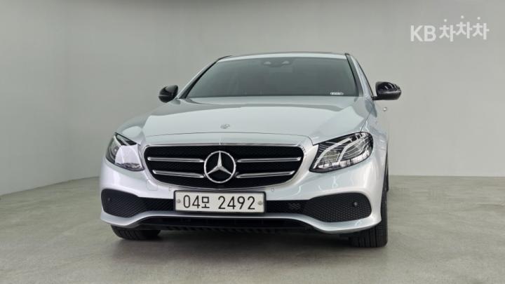 Mercedes-Benz E-Class W213 E220d Avantgarde 4