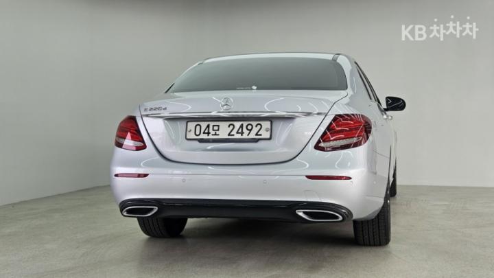 Mercedes-Benz E-Class W213 E220d Avantgarde 5