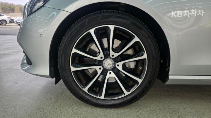 Mercedes-Benz E-Class W213 E220d Avantgarde 6