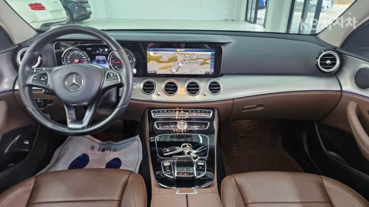 Mercedes-Benz E-Class W213 E220d Avantgarde 8