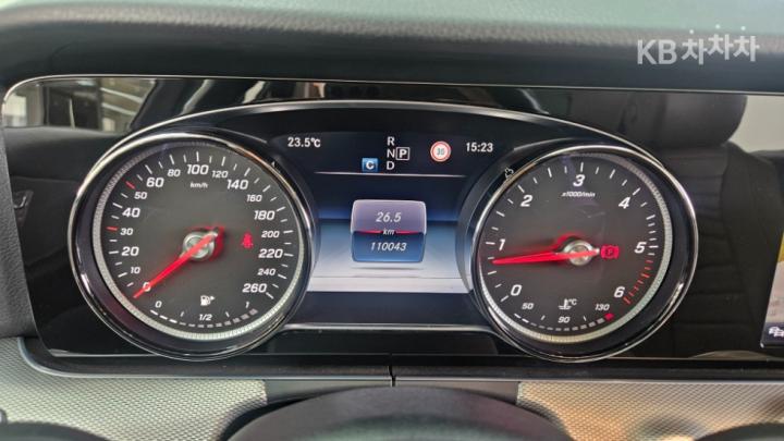 Mercedes-Benz E-Class W213 E220d Avantgarde 9