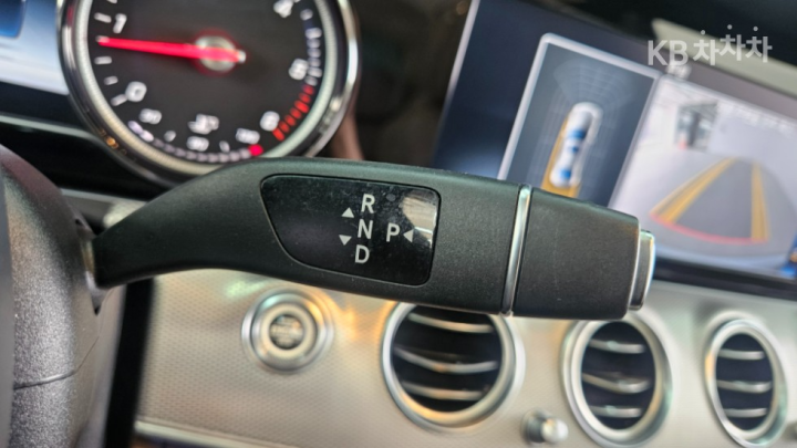 Mercedes-Benz E-Class W213 E220d Avantgarde 10