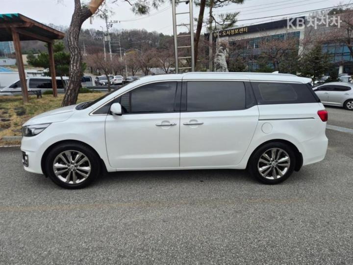 Kia Carnival 2.2 Diesel Prestige 4