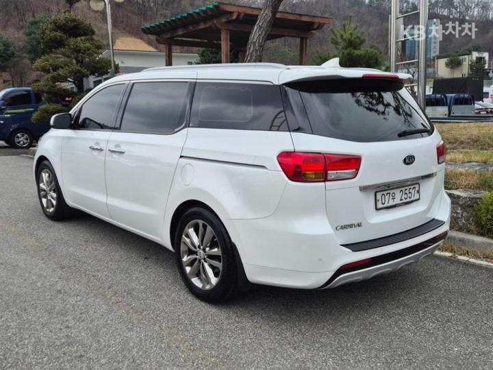 Kia Carnival 2.2 Diesel Prestige 5