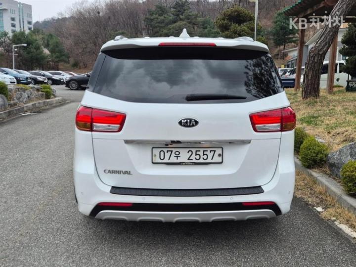 Kia Carnival 2.2 Diesel Prestige 6