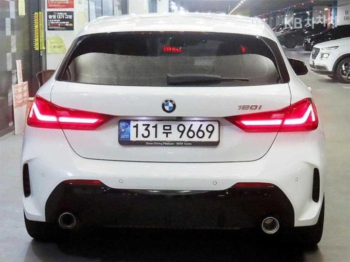 BMW 1 Series F40 120i M Sport 6