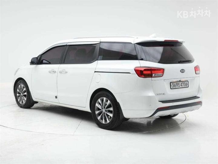 Kia Carnival 2.2 Diesel Luxury 5