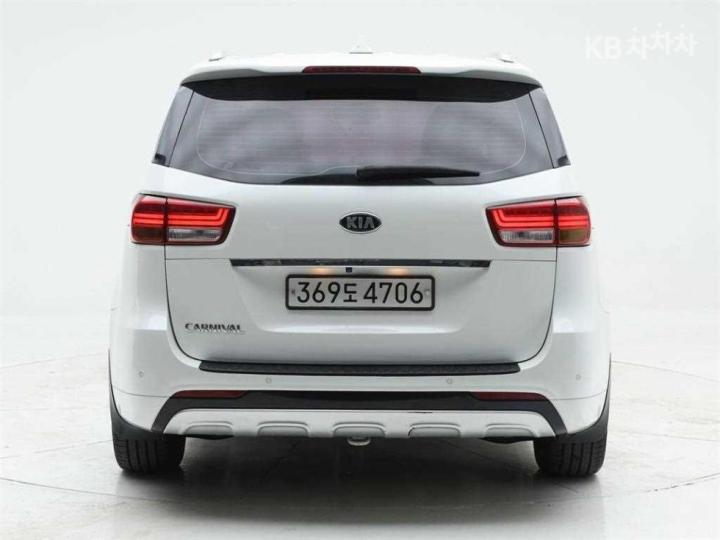 Kia Carnival 2.2 Diesel Luxury 6