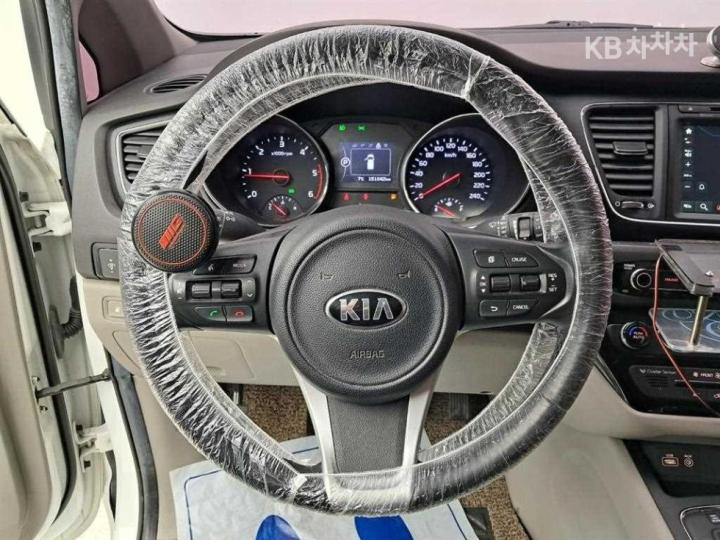 Kia Carnival 2.2 Diesel Luxury 8