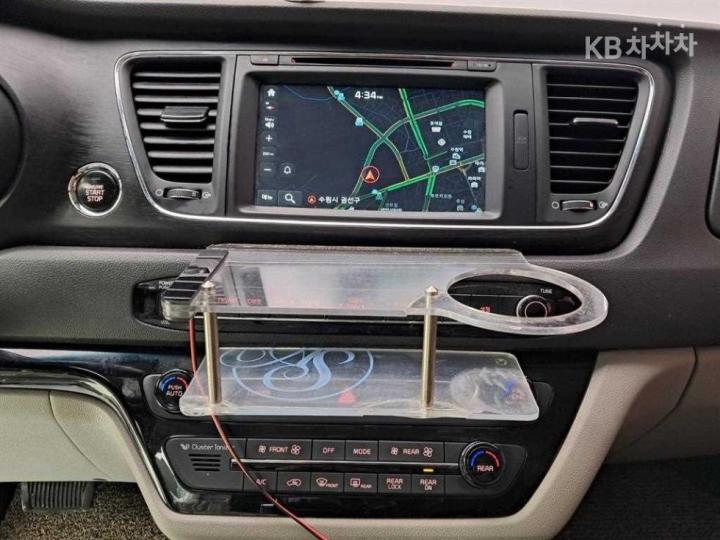 Kia Carnival 2.2 Diesel Luxury 10