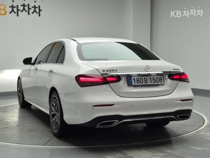 Mercedes-Benz E-Class W213 E220d 4MATIC AMG Line 3