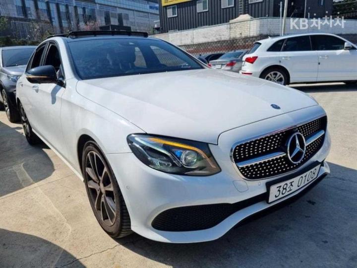 Mercedes-Benz E-Class W213 E300 Avantgarde 3