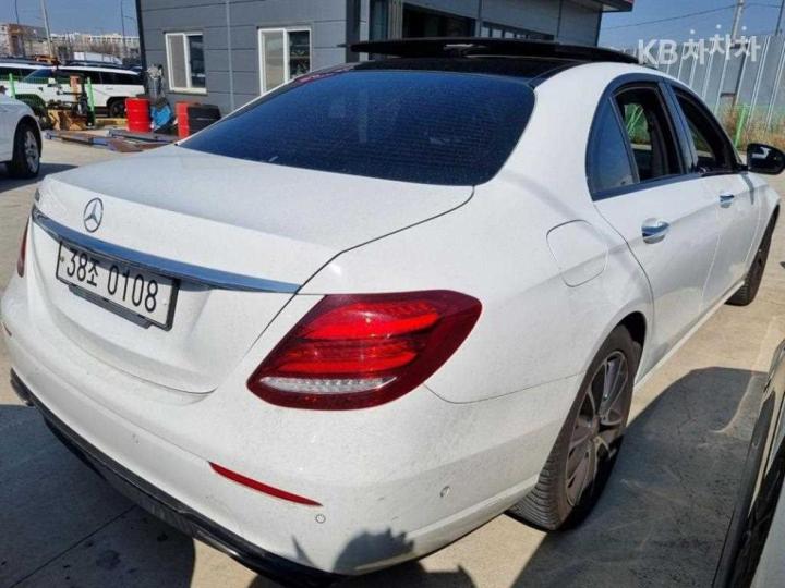 Mercedes-Benz E-Class W213 E300 Avantgarde 4